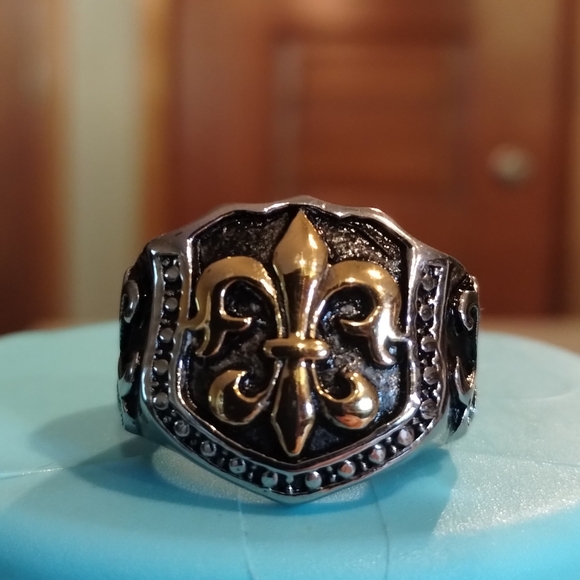 Black and gold fleur-de-lis Gothic ring size 8 - Picture 1 of 6